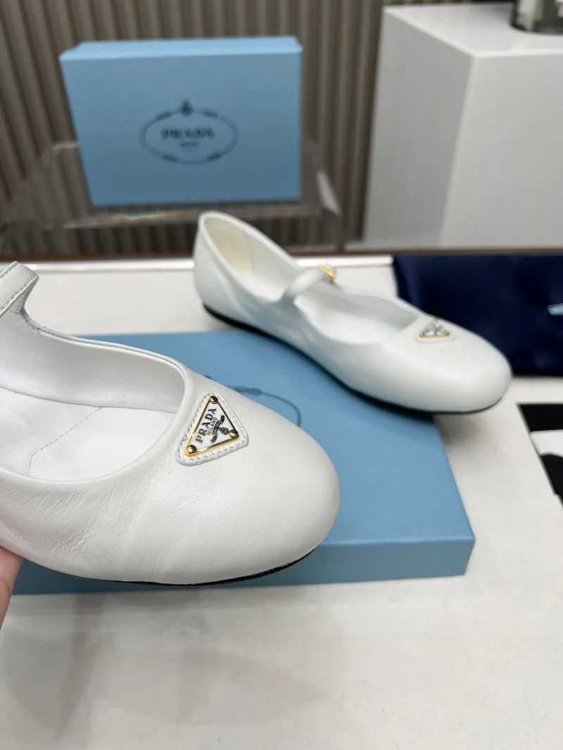Prada Low Shoes Unisex 34796