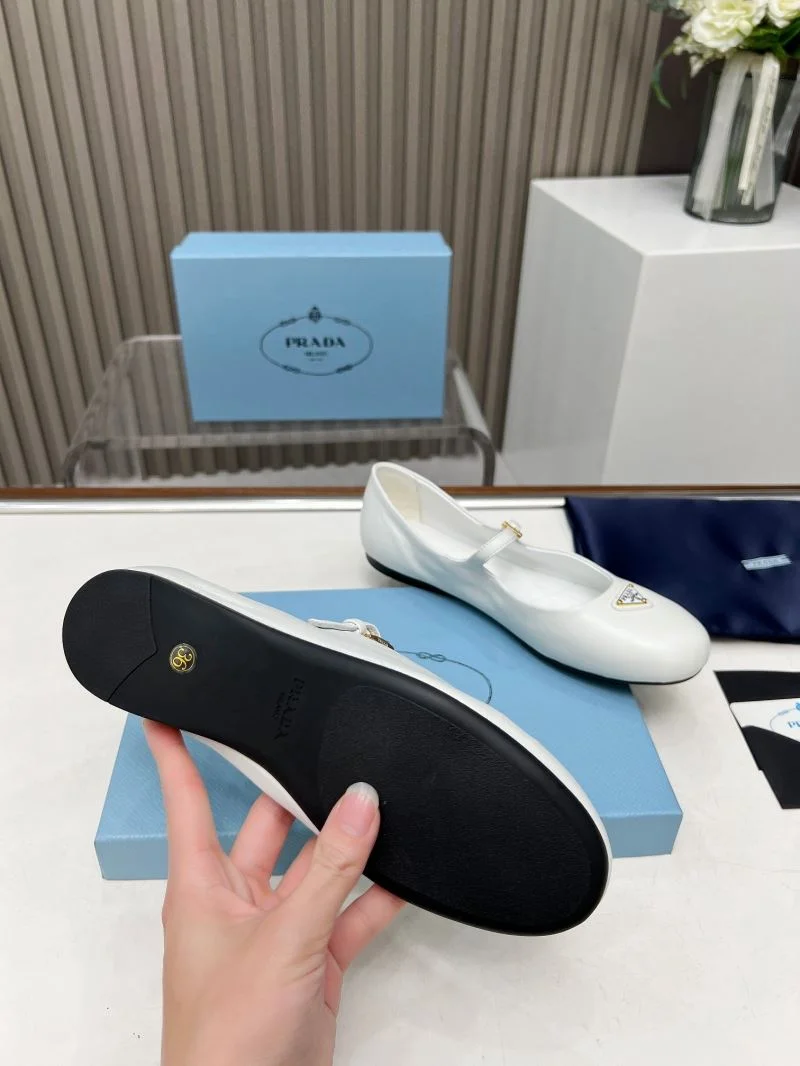 Prada Low Shoes Unisex 34796