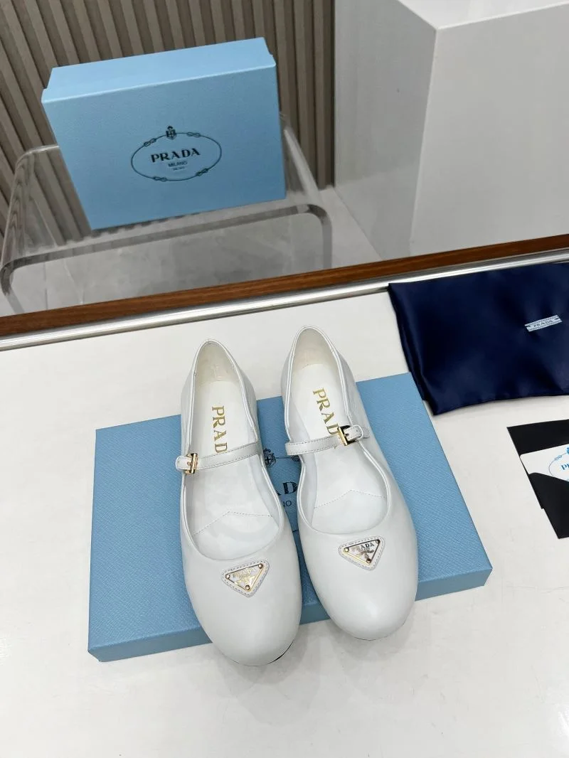 Prada Low Shoes Unisex 34796