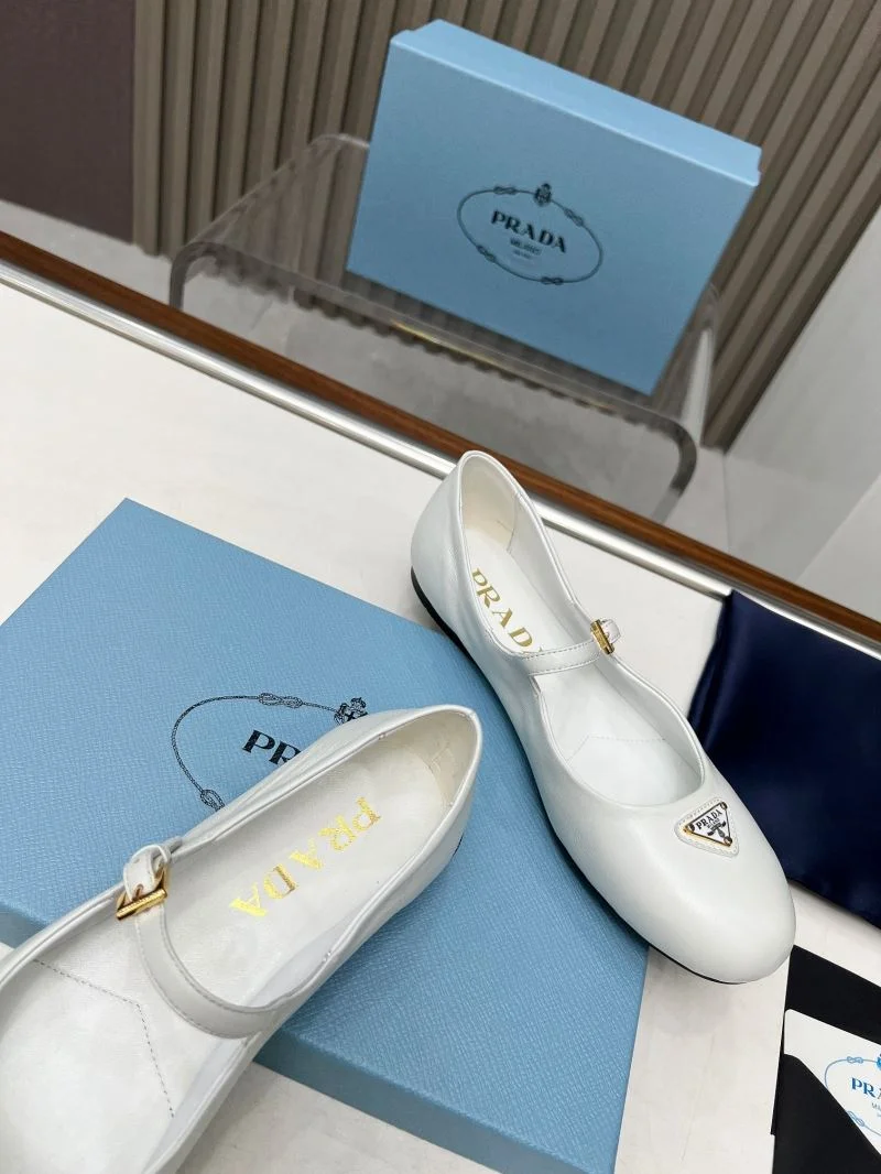 Prada Low Shoes Unisex 34796