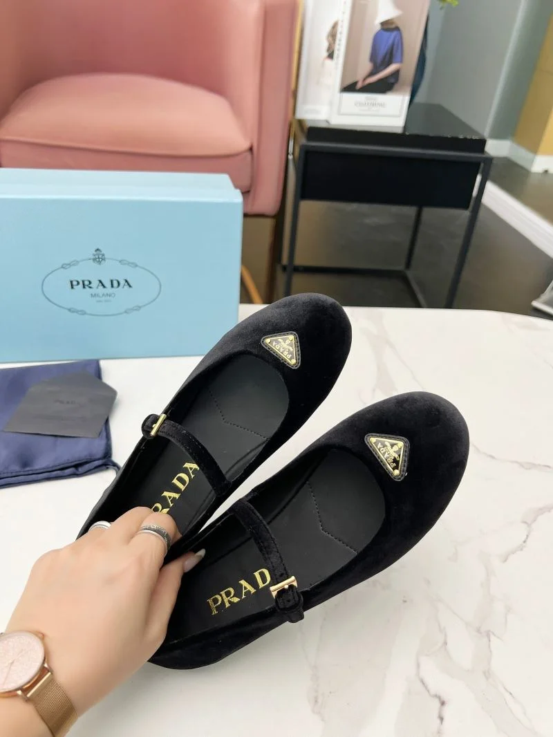 Prada Low Shoes WaterResistant 34776