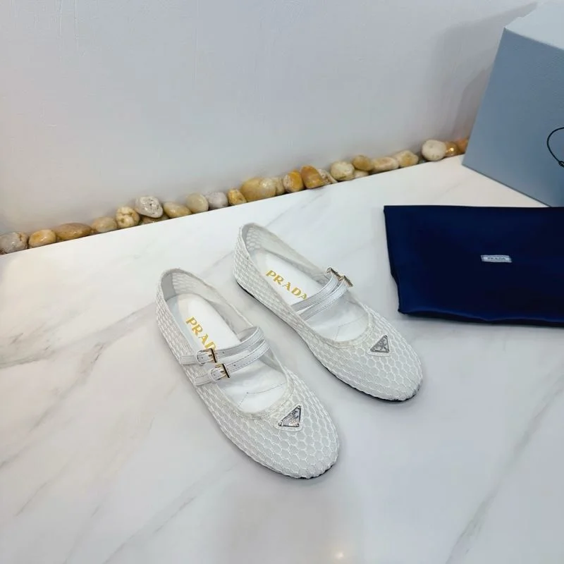 Versatile Prada Low Shoes 34761