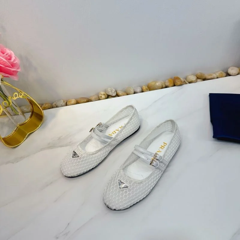Versatile Prada Low Shoes 34761