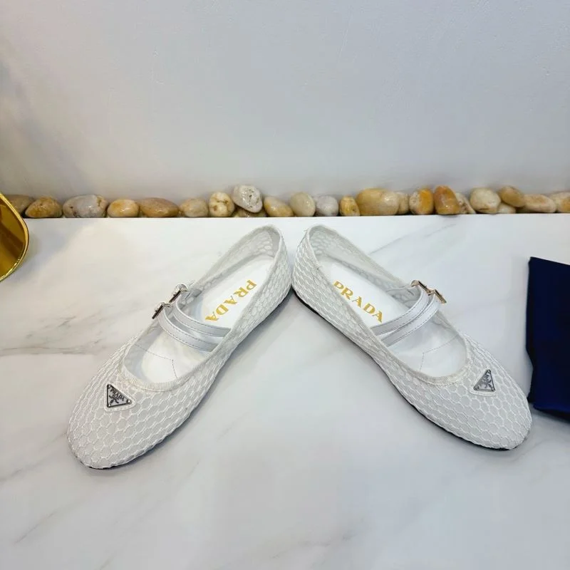Versatile Prada Low Shoes 34761