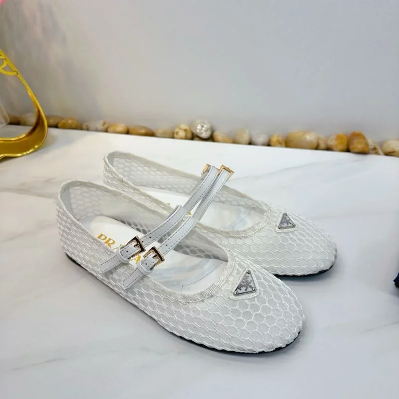Versatile Prada Low Shoes 34761