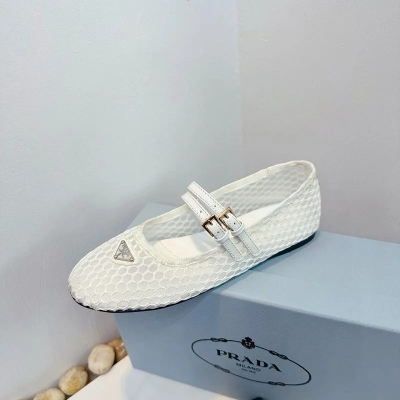 Versatile Prada Low Shoes 34761
