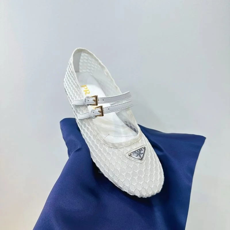 Versatile Prada Low Shoes 34761