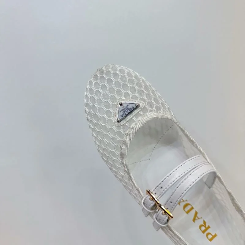 Versatile Prada Low Shoes 34761