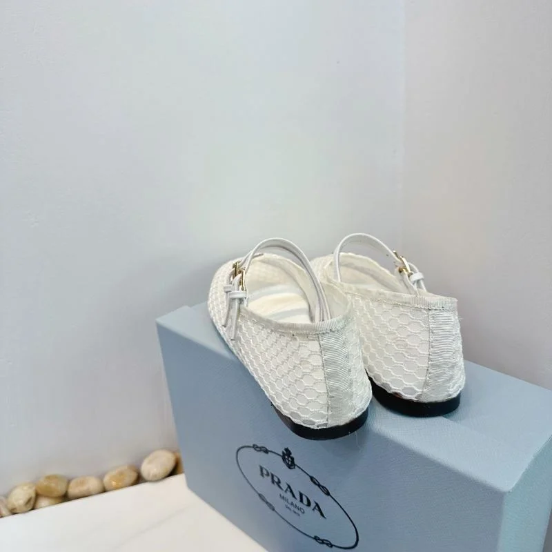 Versatile Prada Low Shoes 34761
