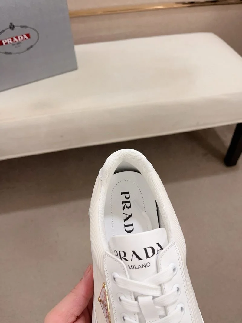 Prada Low Shoes Sophisticated 35655
