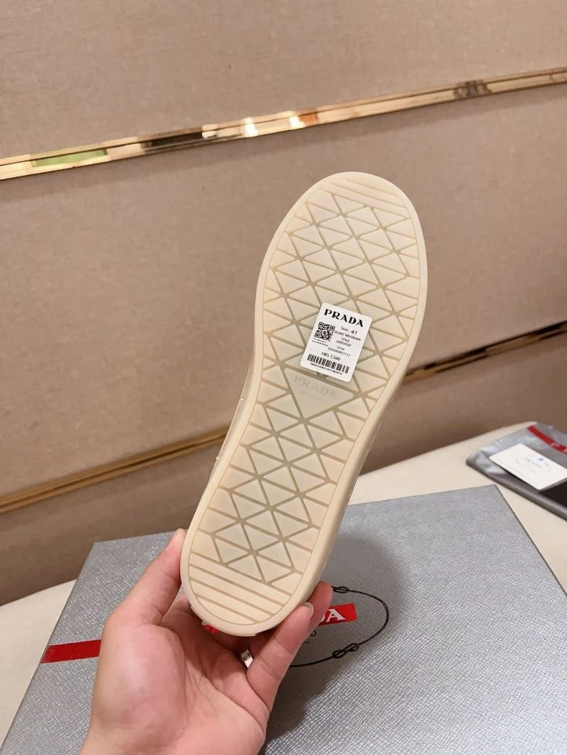 Minimalist Prada Low Shoes 35574