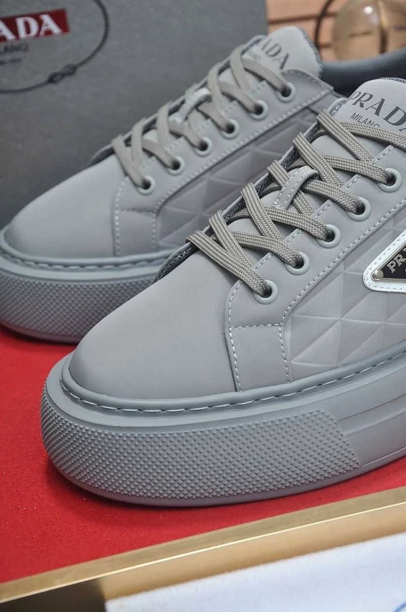 Durable Prada Low Shoes 35224