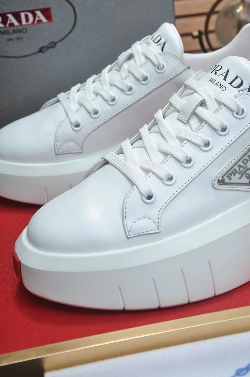 Snug Prada Low Shoes 35226