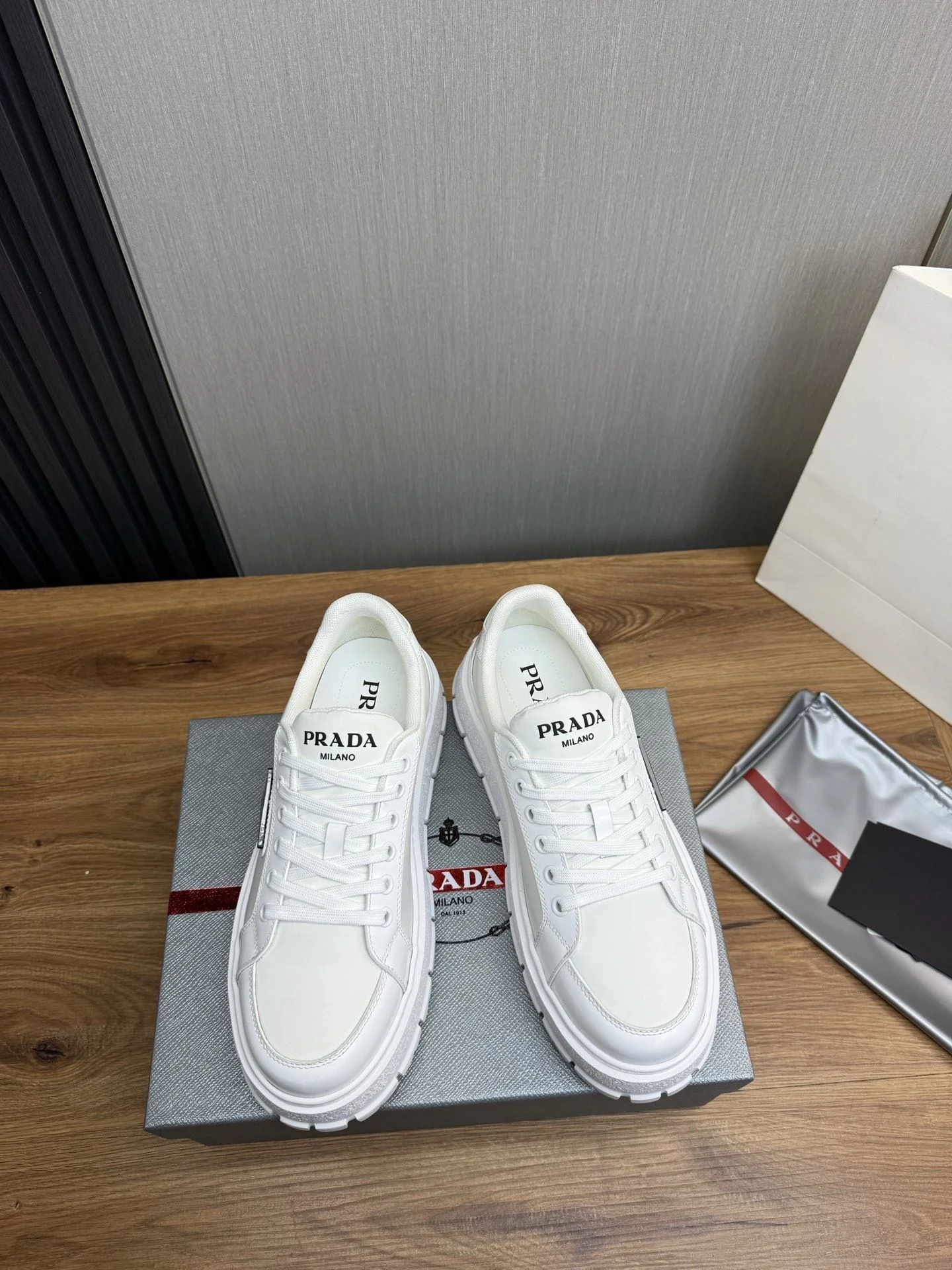 WrinkleFree Prada Low Shoes 34191