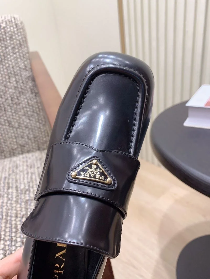 WellDesigned Prada Low Shoes 34134