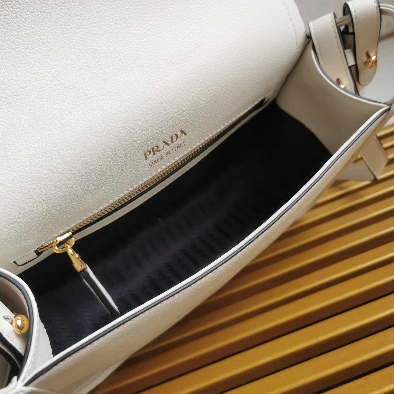 Prada Satchel Bags Snug 71588