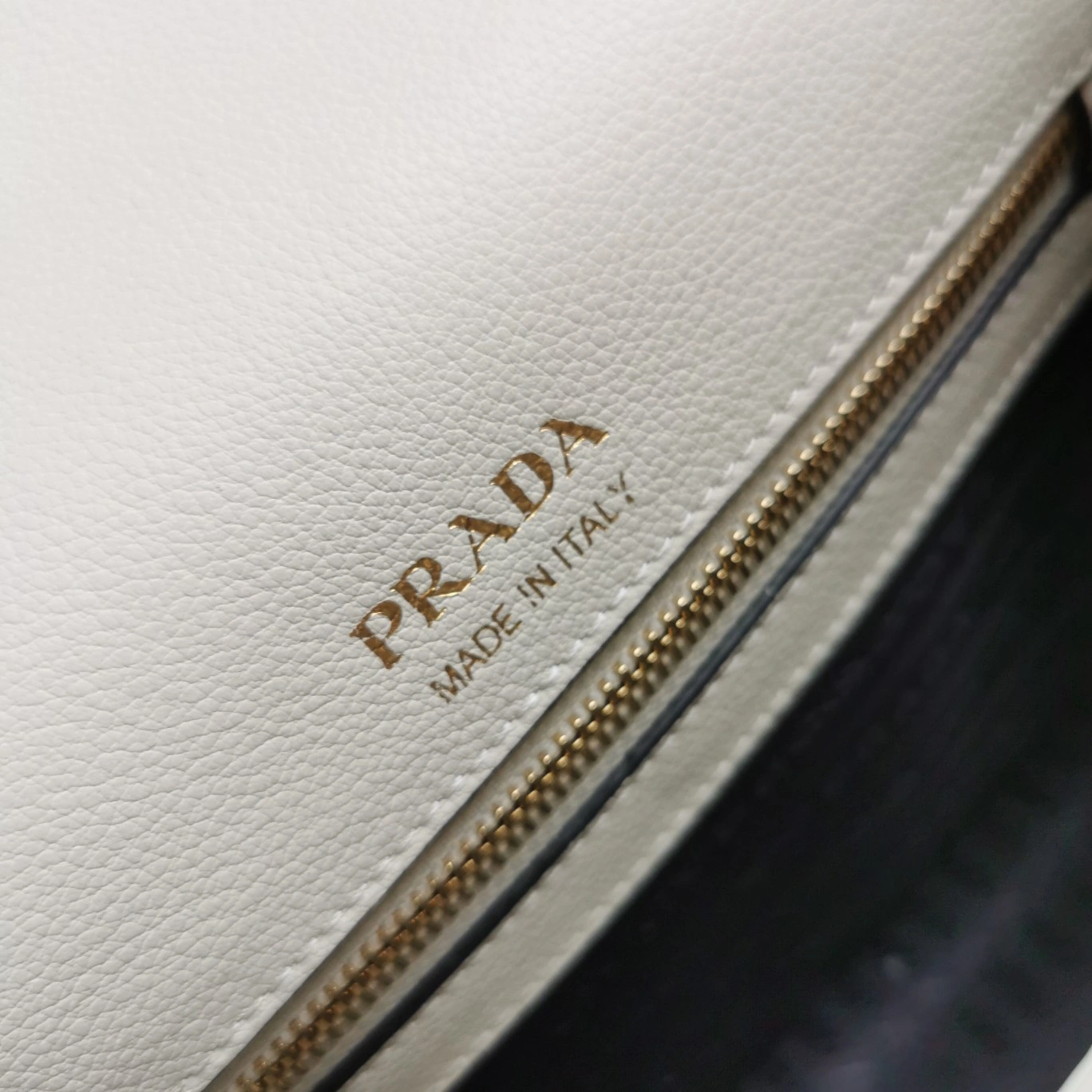 Prada Satchel Bags Snug 71588