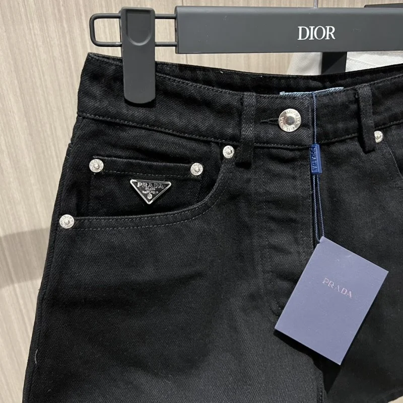Trendsetting Prada Short Pants 165782