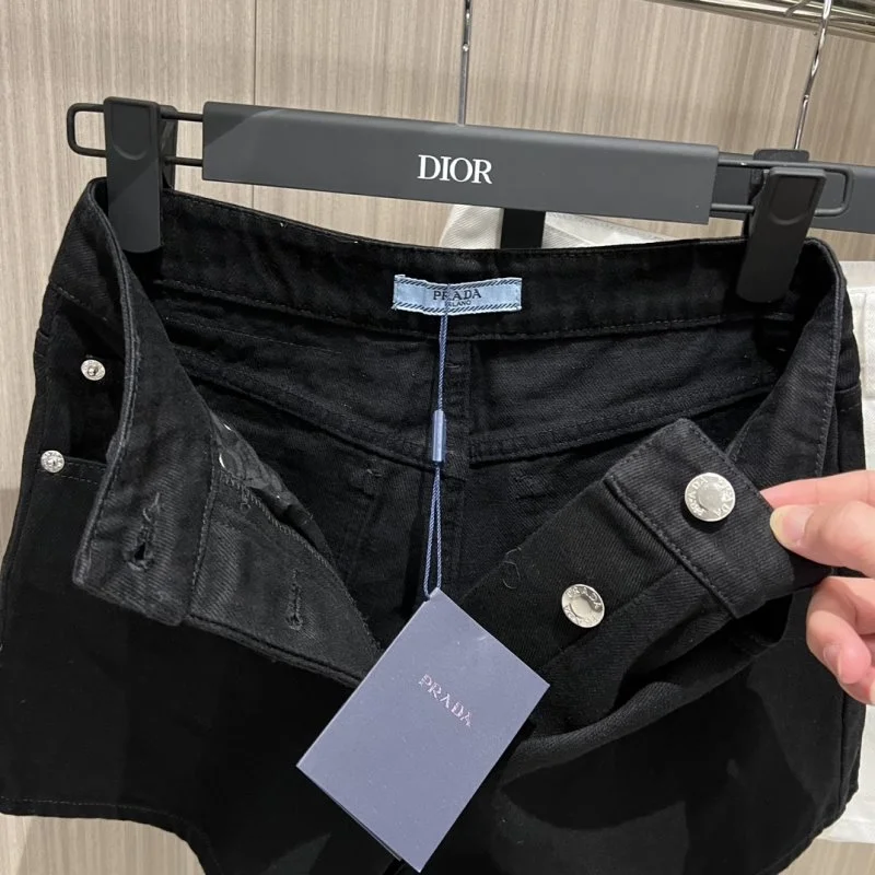 Trendsetting Prada Short Pants 165782