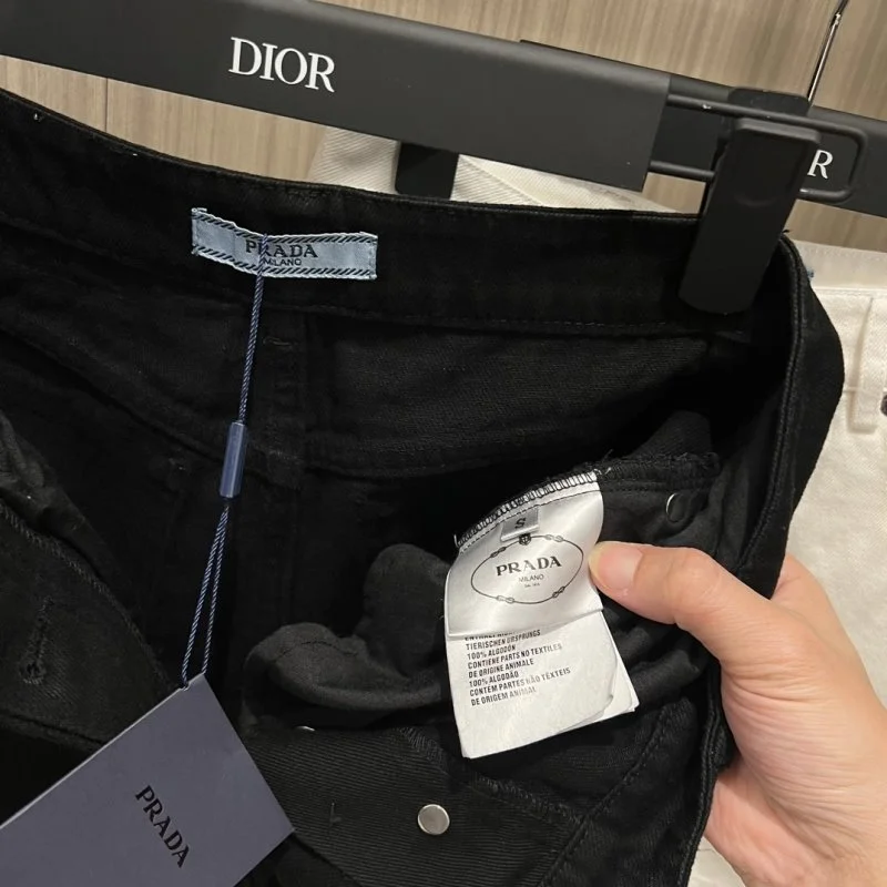 Trendsetting Prada Short Pants 165782