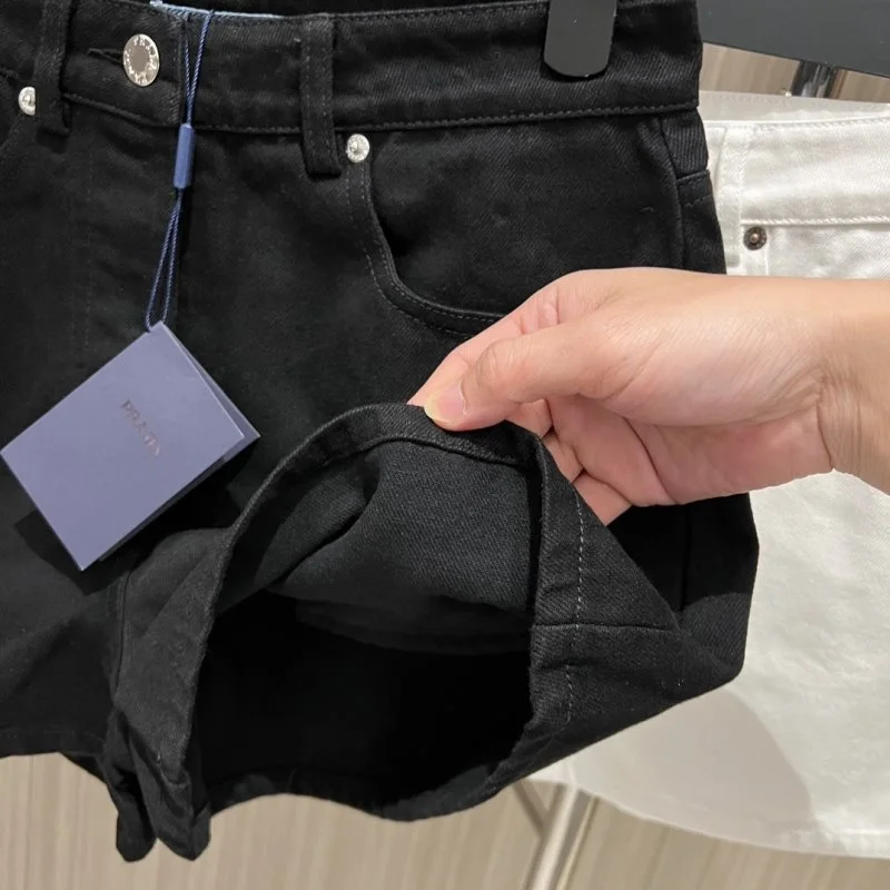 Trendsetting Prada Short Pants 165782