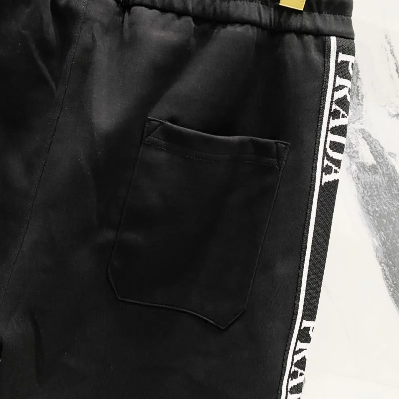 Trendsetting Prada Short Pants 167163