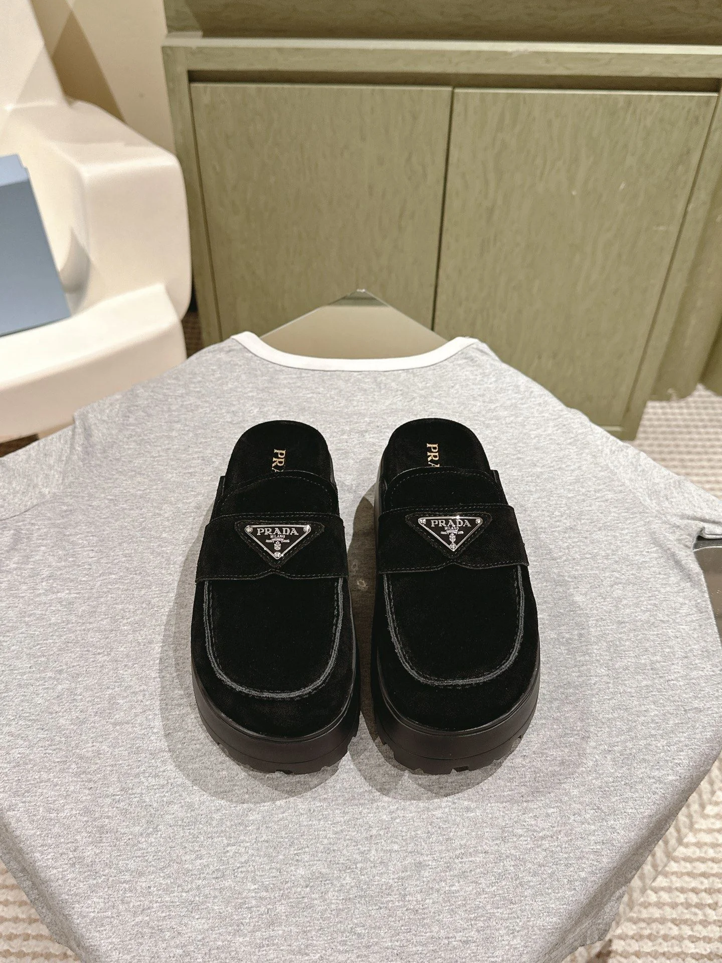 Sleek Prada Slippers 34304