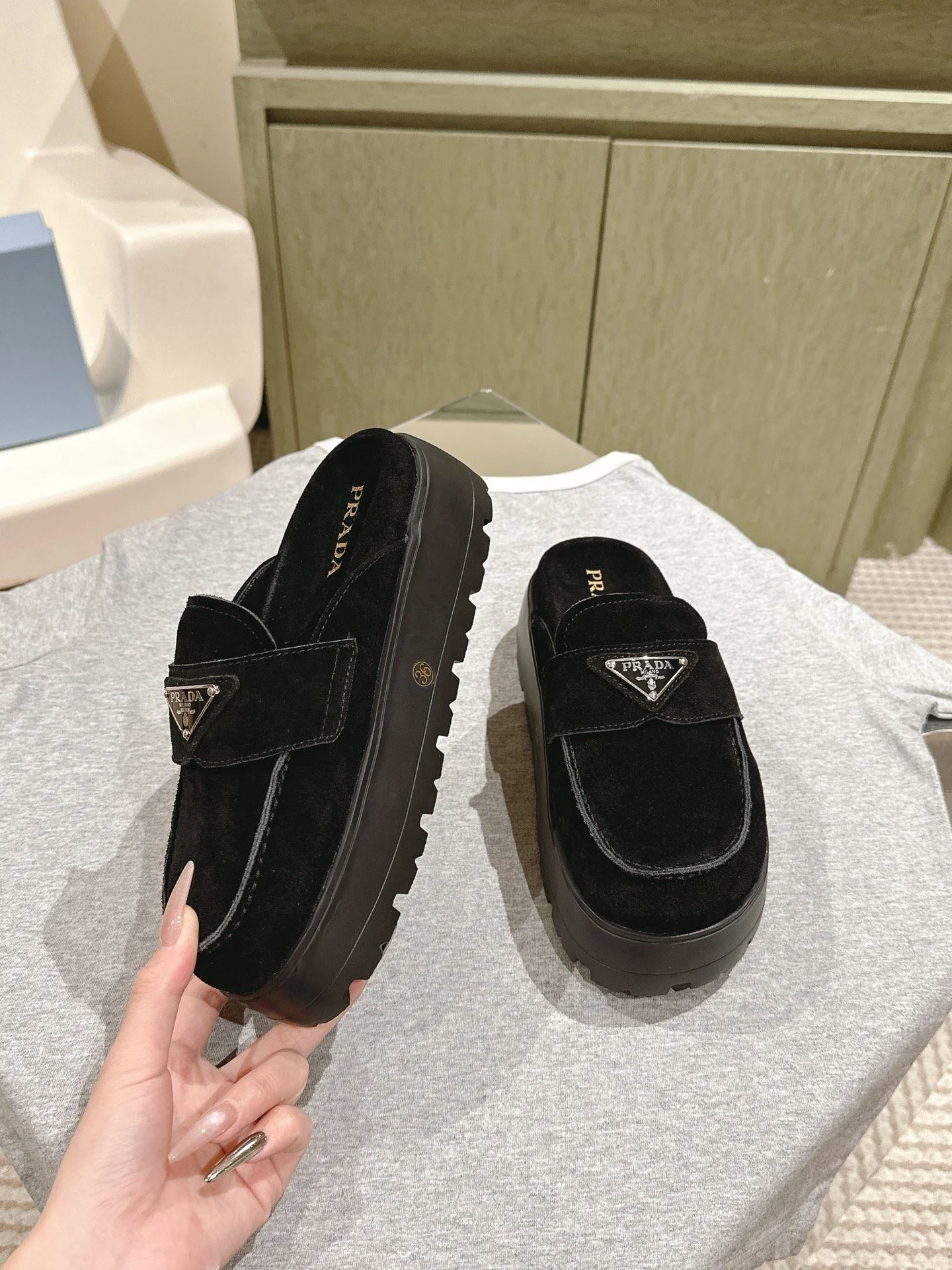 Sleek Prada Slippers 34304