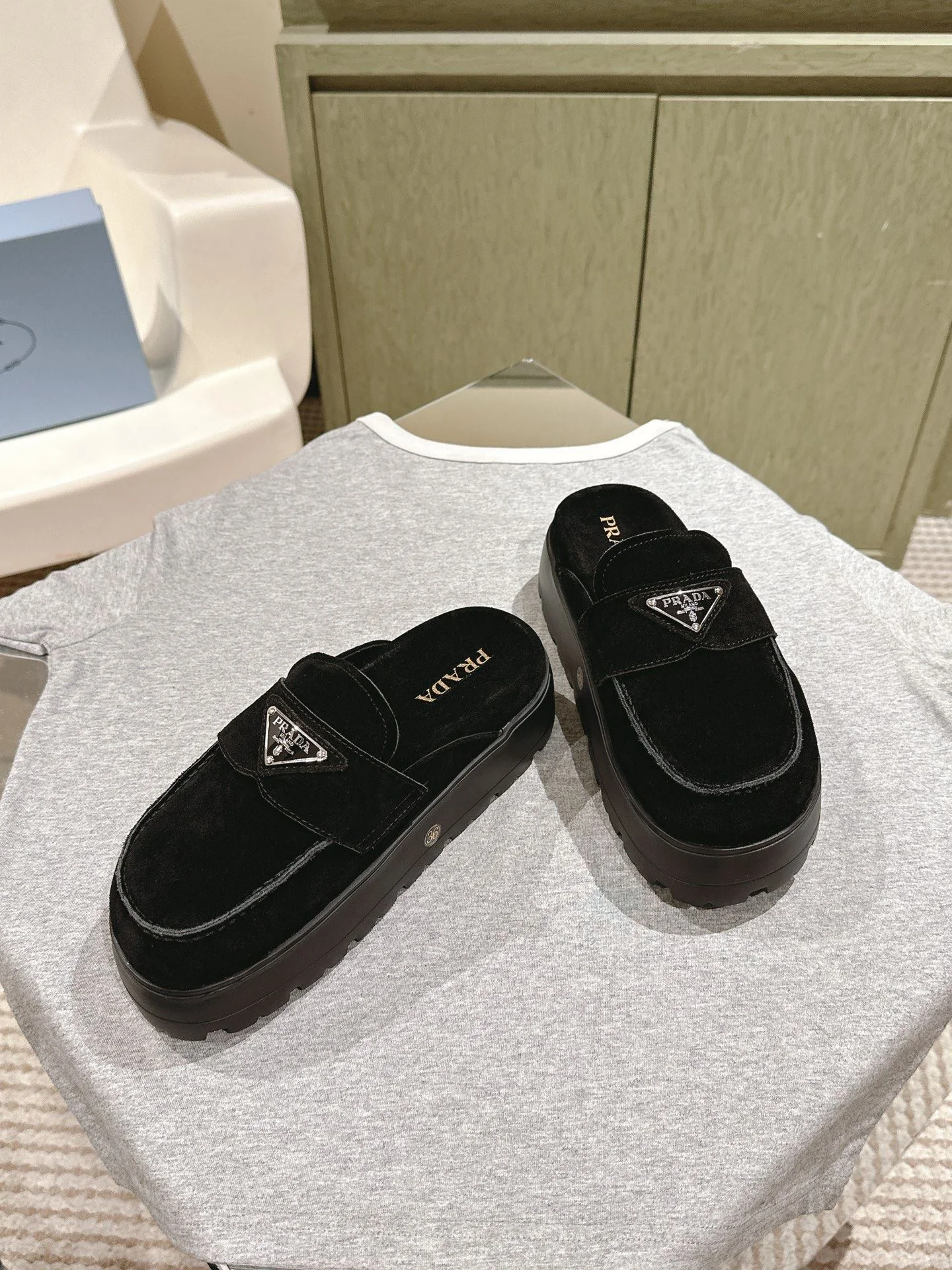 Sleek Prada Slippers 34304