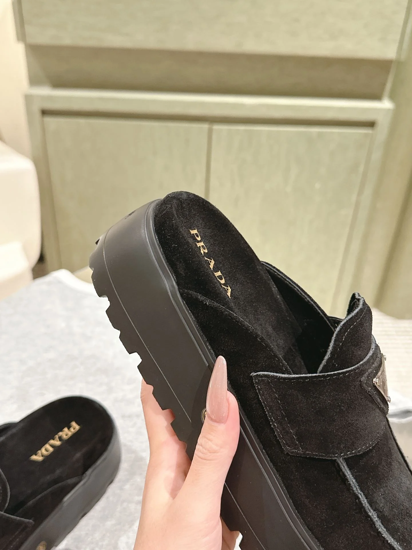 Sleek Prada Slippers 34304