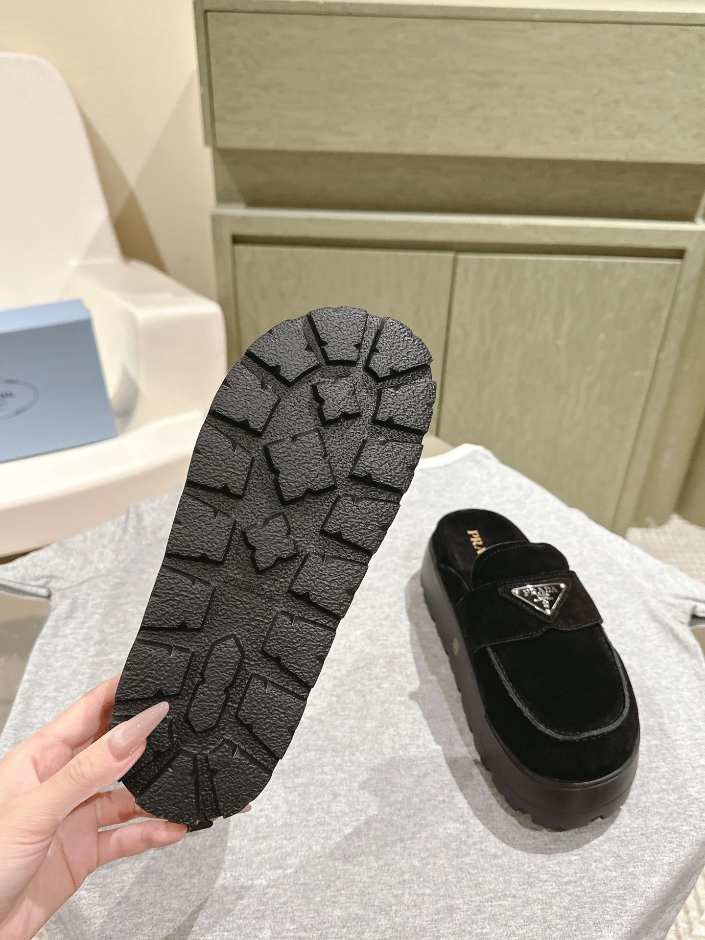 Sleek Prada Slippers 34304