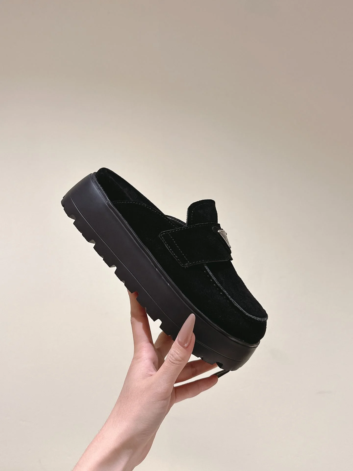 Sleek Prada Slippers 34304