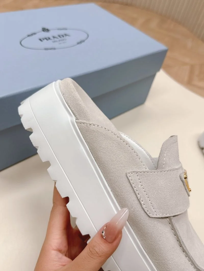 Minimalist Prada Slippers 34957
