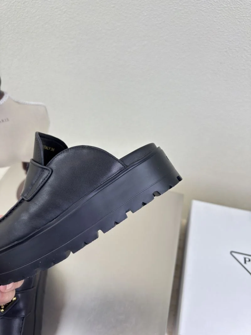 Minimalist Prada Slippers 34914