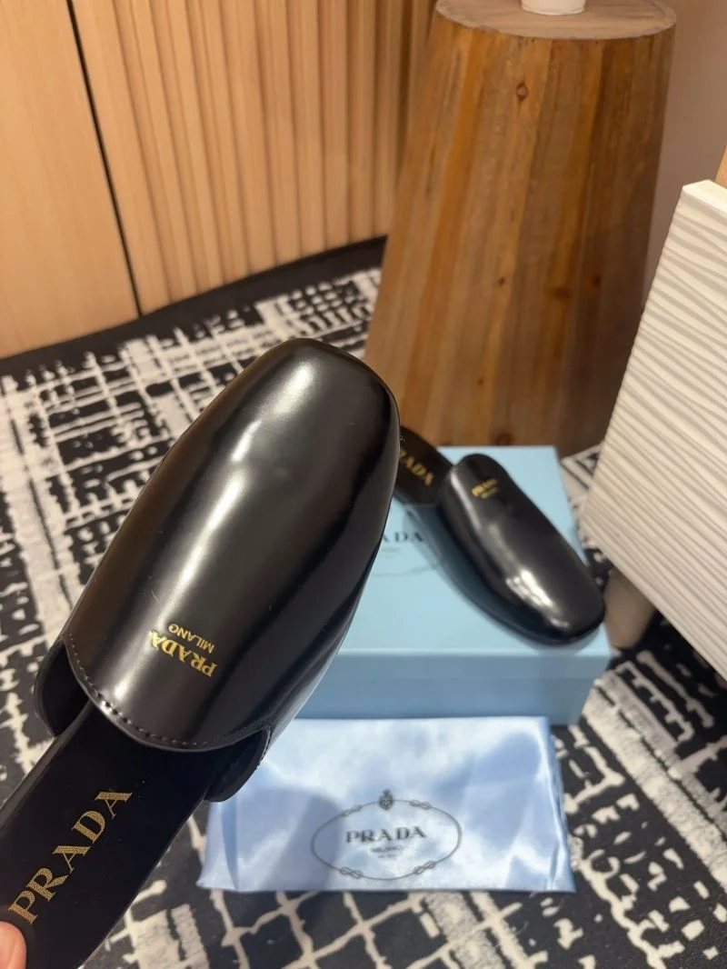 Minimalist Prada Slippers 34925