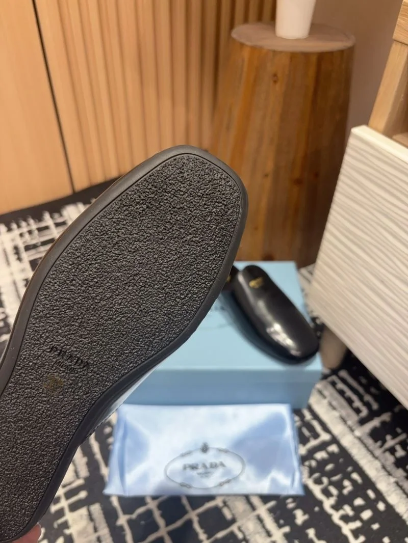 Minimalist Prada Slippers 34925