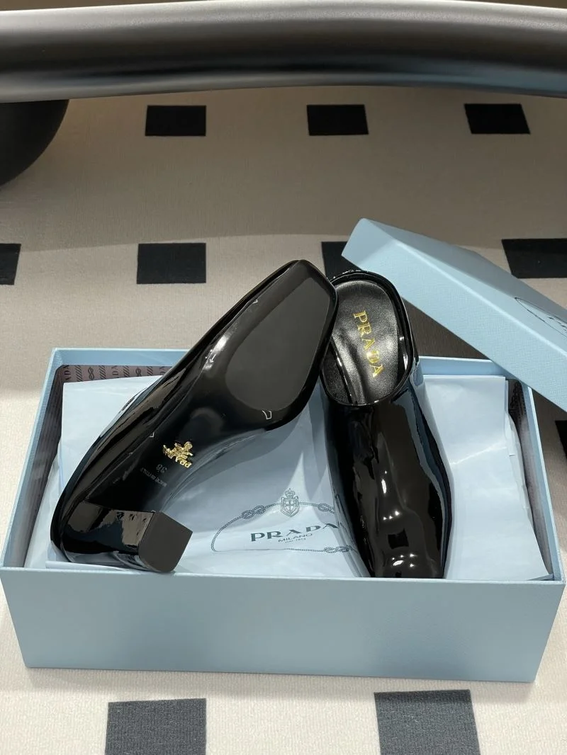 Prada Slippers Sleek 34596
