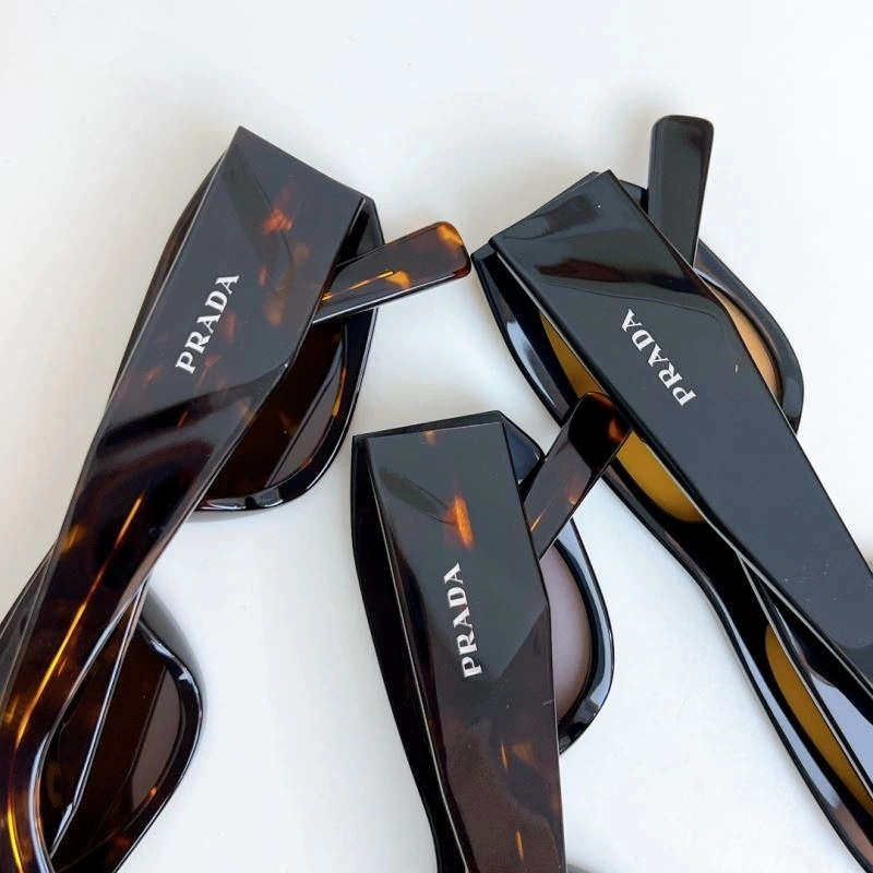 Trendsetting Prada Sunglasses 282108