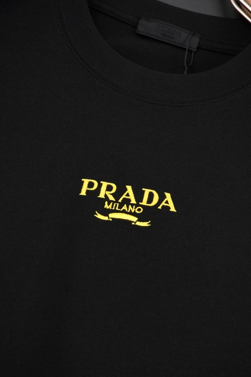 Trendsetting Prada T-Shirts 171423