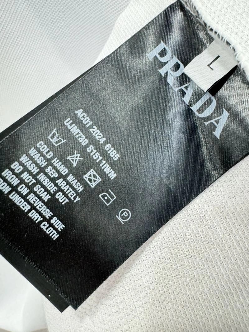 Prada T-Shirts Sleek 170700