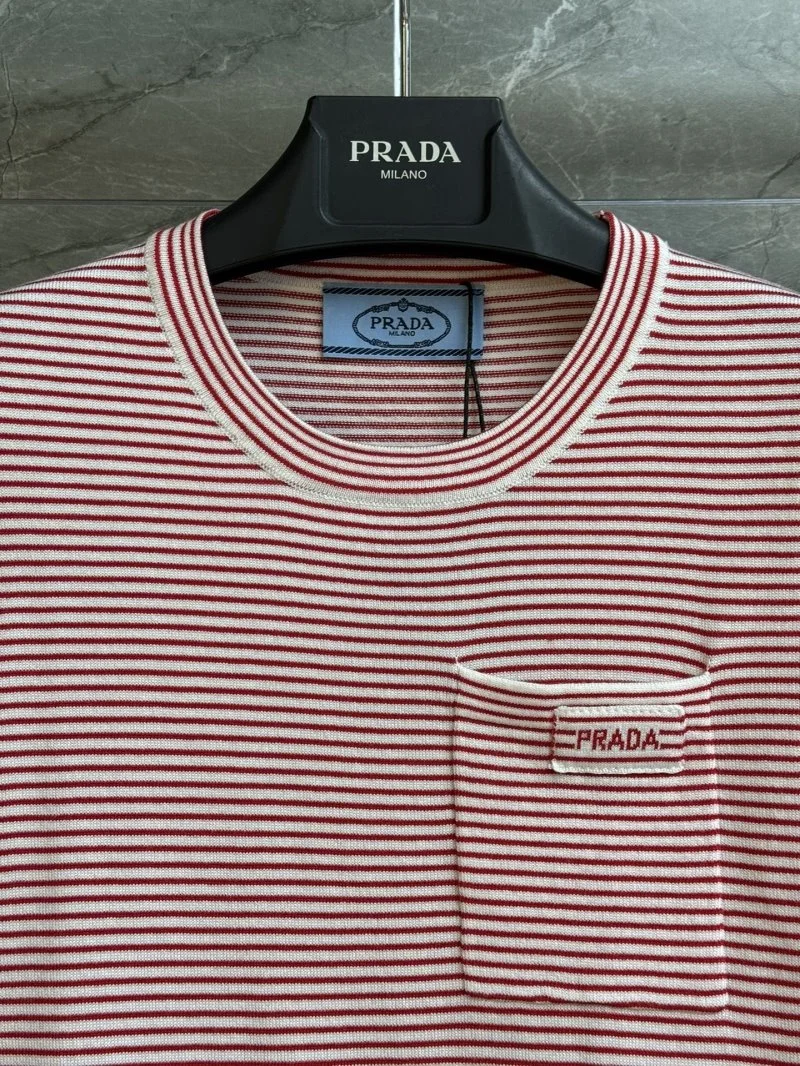 Refined Prada T-Shirts 165743