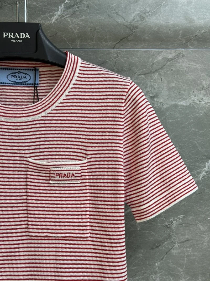 Refined Prada T-Shirts 165743