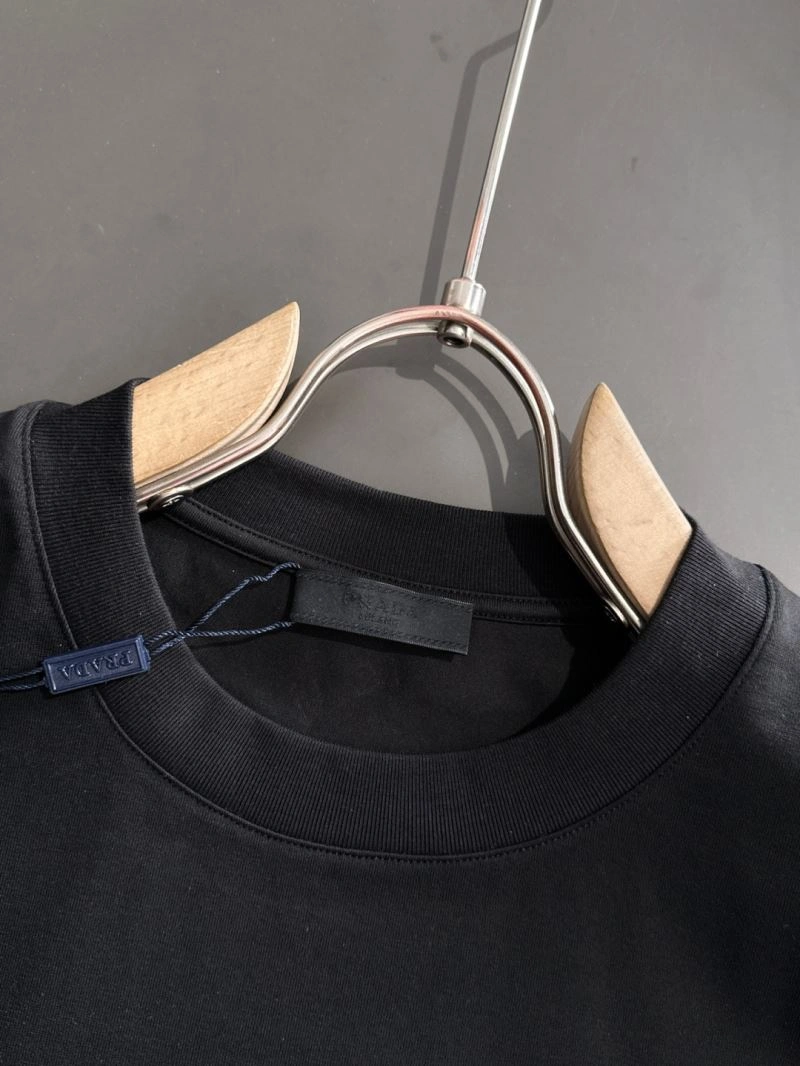 Elegant Prada T-Shirts 169322