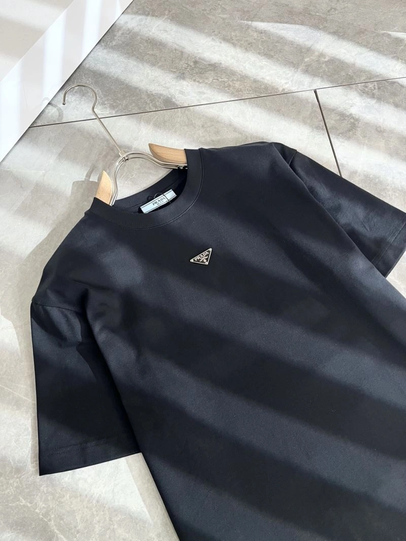 Effortless Prada T-Shirts 168647