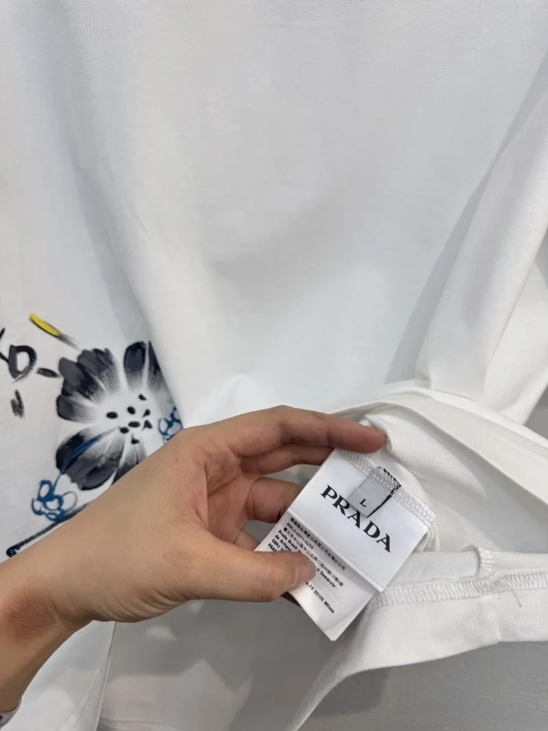 Versatile Prada T-Shirts 168477