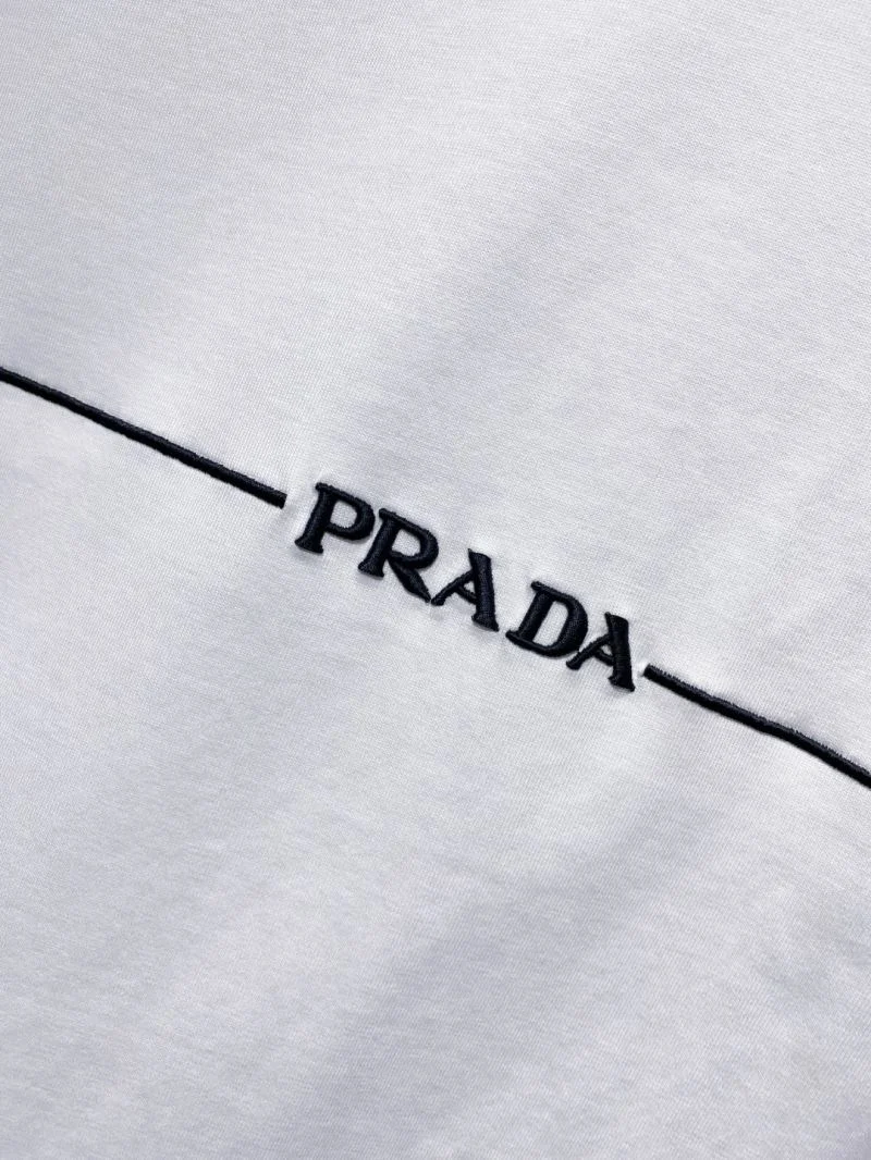Prada T-Shirts Sleek 168393