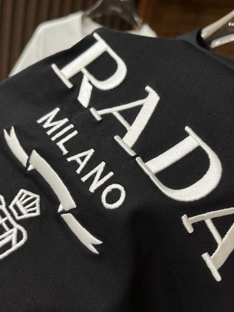 Elegant Prada T-Shirts 167846