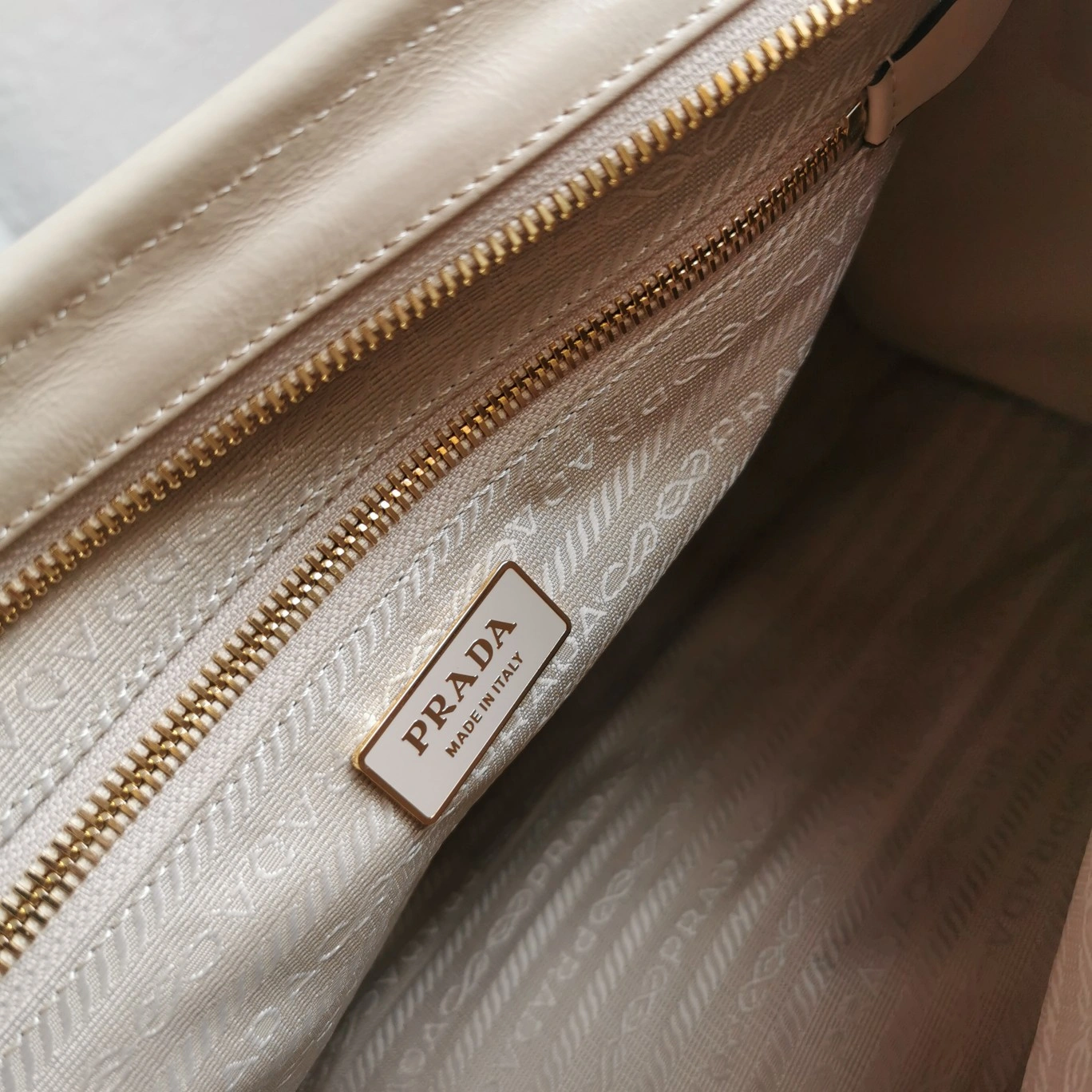 Prada Top Handle Bags TimelessDesign 73583