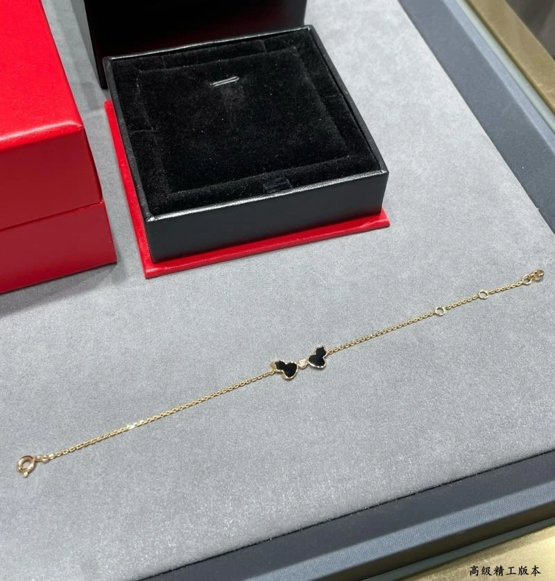 Bold Qeelin Bracelets 210437