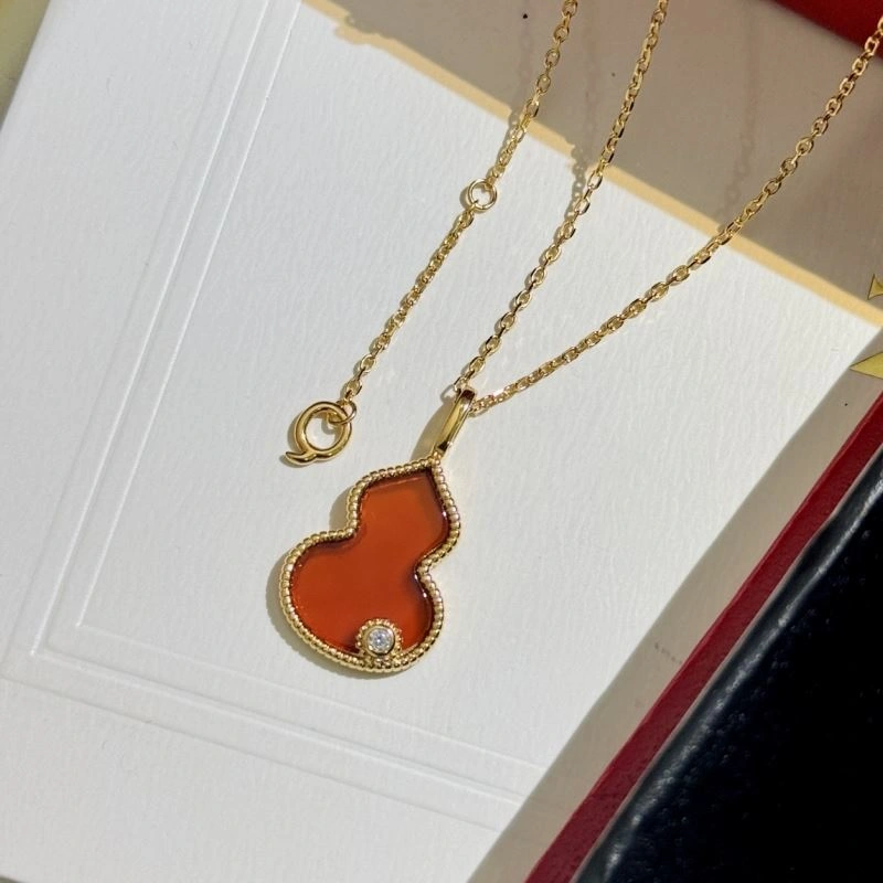 Trendsetting Qeelin Necklaces 213815